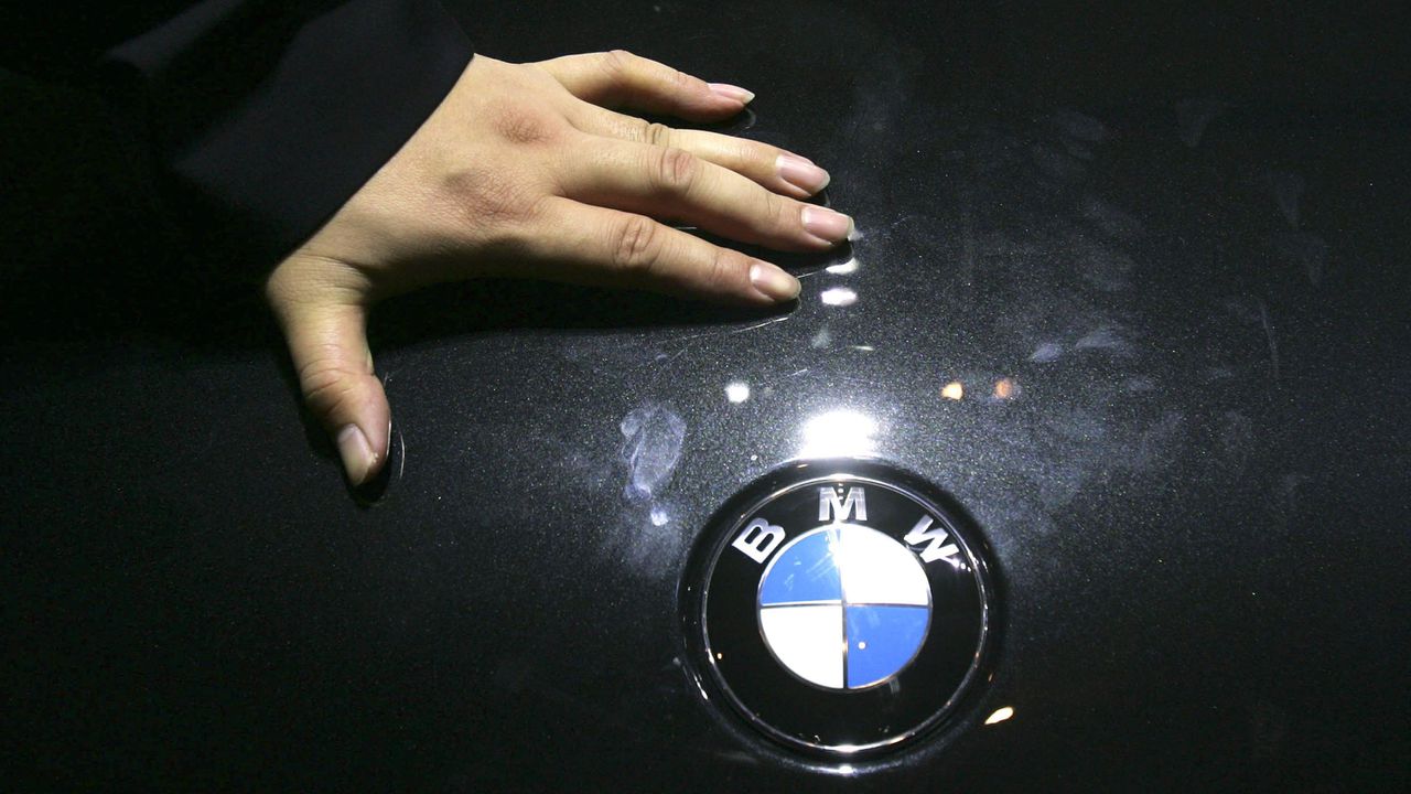 19-годишна с BMW отнесе дете в инвалидна количка и избяга