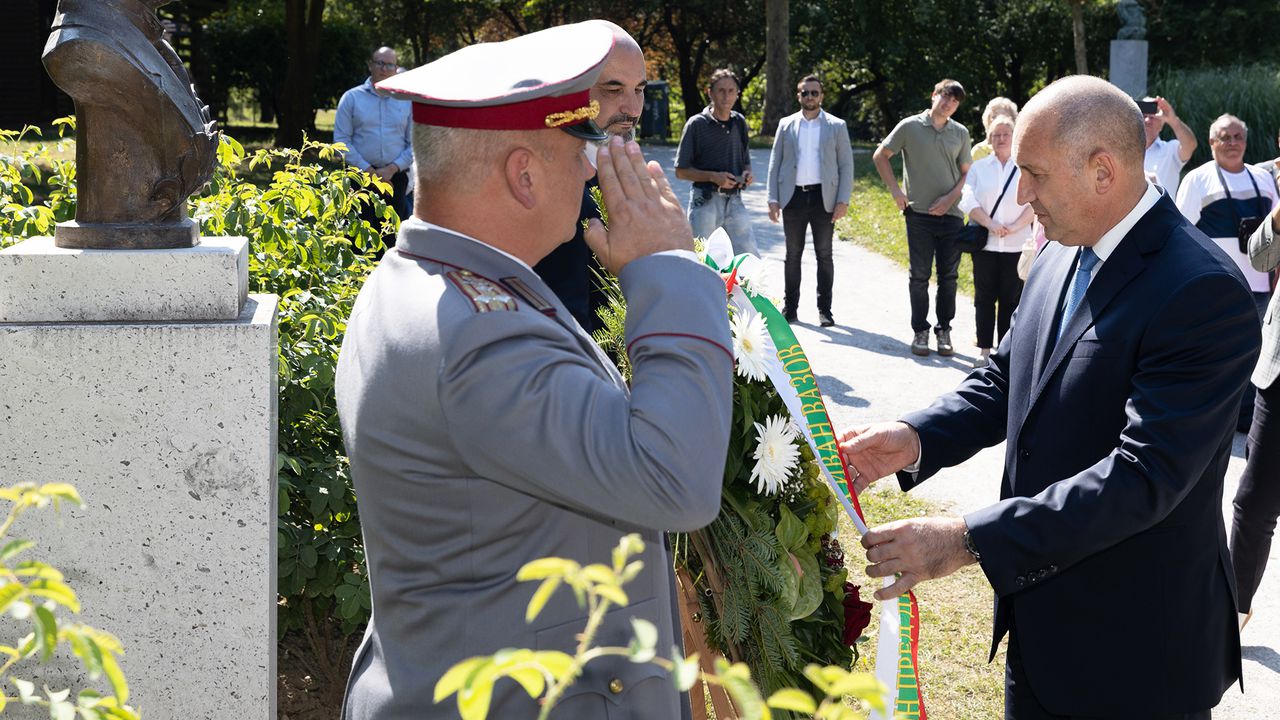Президентът Радев и наши сънародници в Хърватия почетоха делото на Иван Вазов пред паметника на писателя в Загреб
