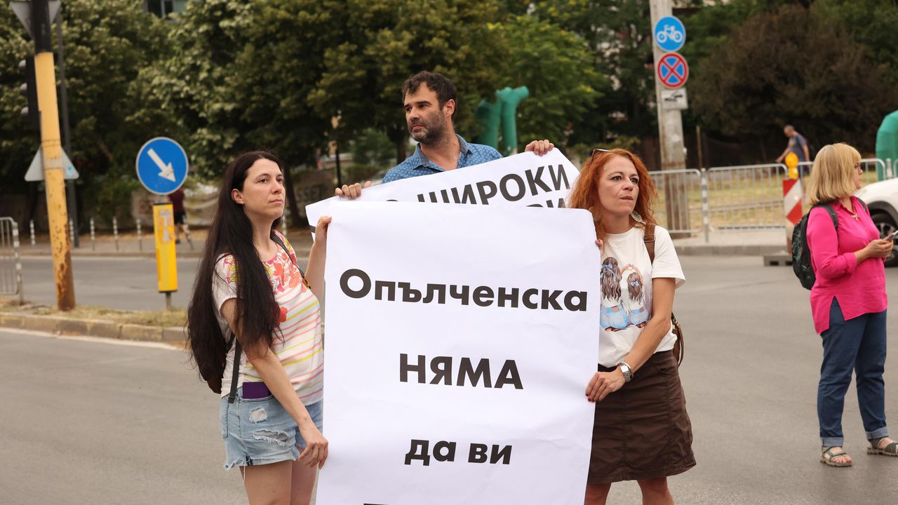 "На живущите им направиха шестлентова магистрала": Протест срещу готовата улица "Опълченска"