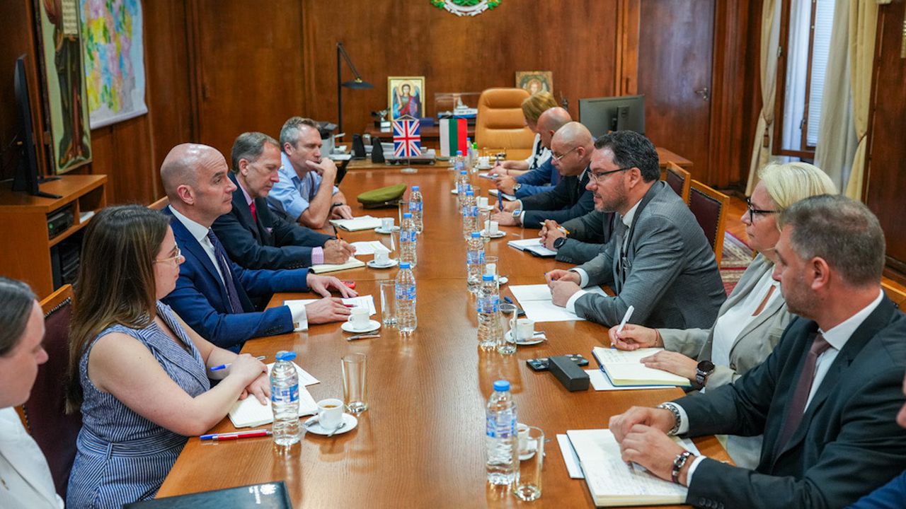 Борбата с контрабандата, противодействието на хибридните заплахи и прането на пари обсъдиха Митов и британският посланик Натаниъл Копси