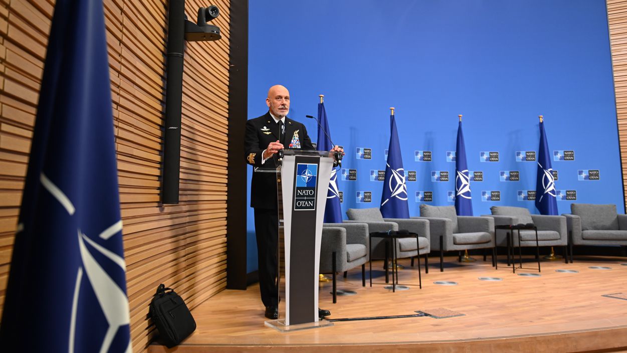 Председателят на Военния комитет на НАТО адмирал Джузепе Каво Драгоне пристига в България