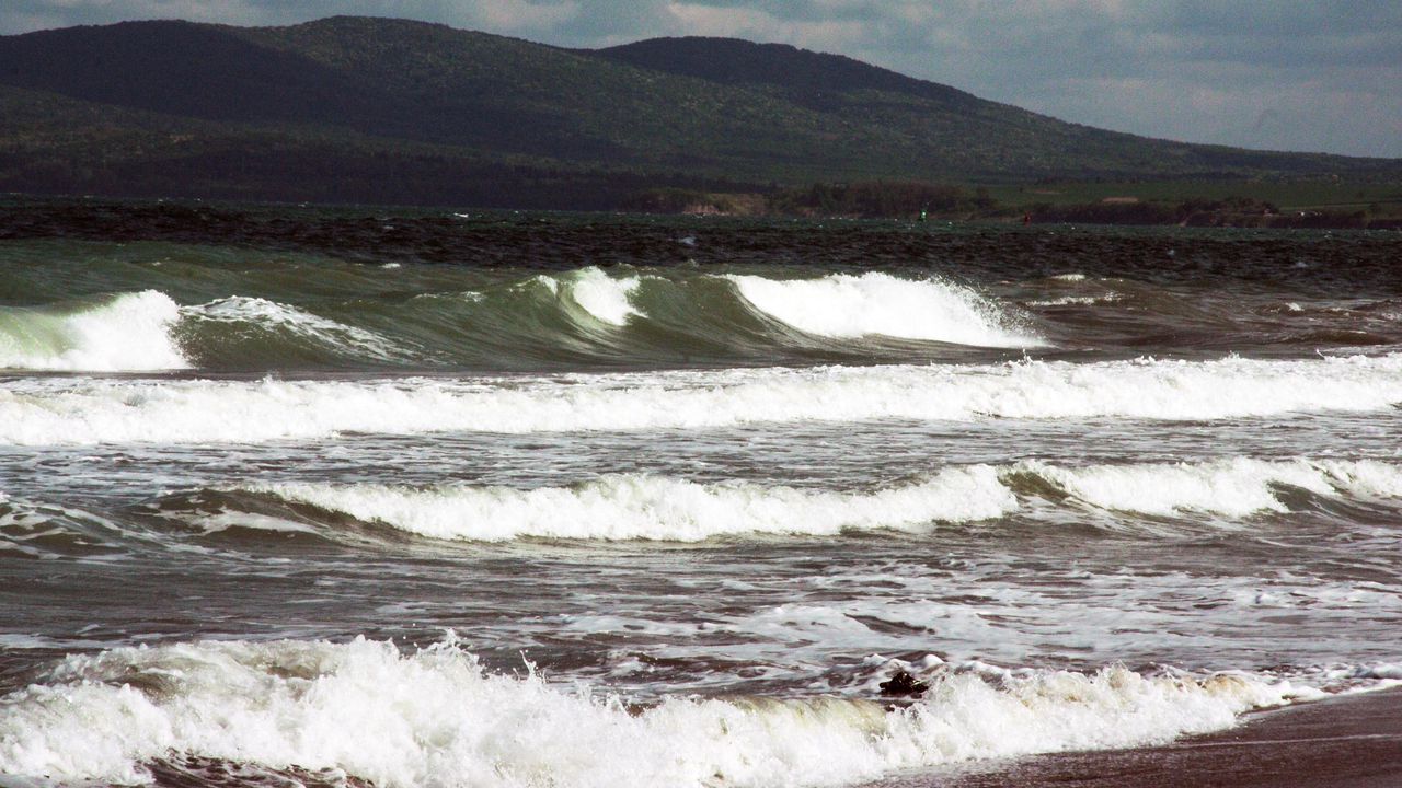 Двуметрови вълни в Бургас - какви опасности крие морето