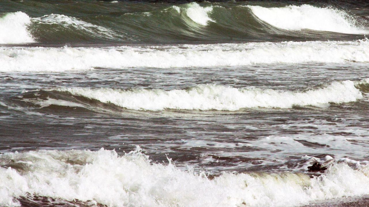 Трима загинали и 15 ранени при няколко инцидента, причинени от бурно море на остров Тенерифе