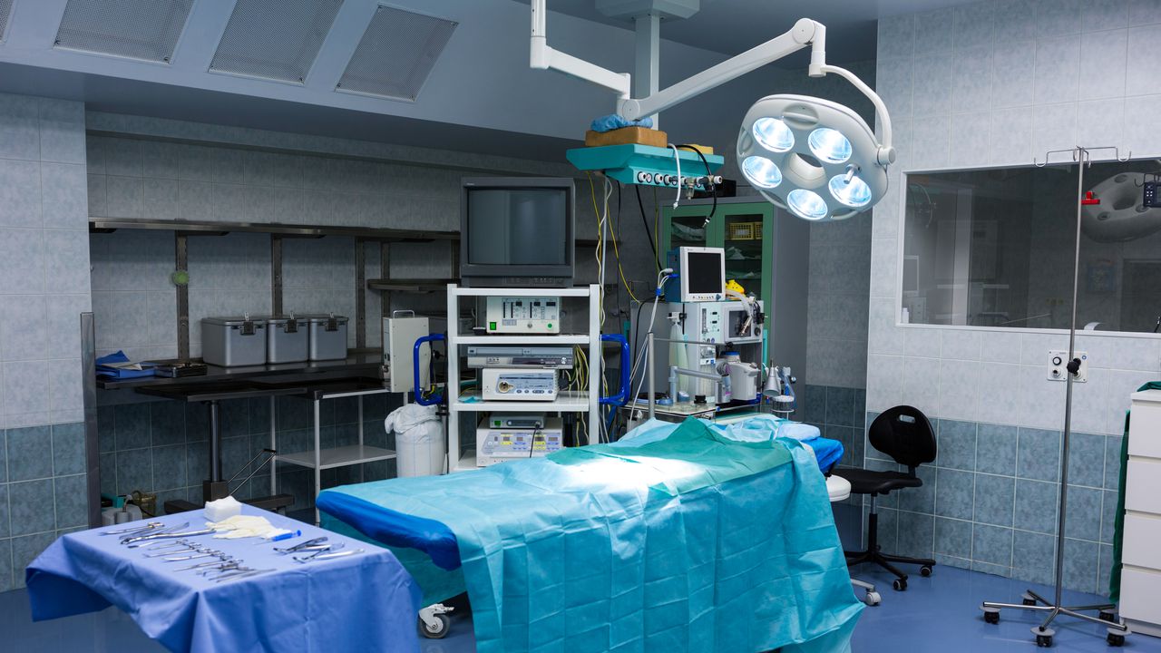 Женен лекар е правил секс с медицинска сестра в операционната