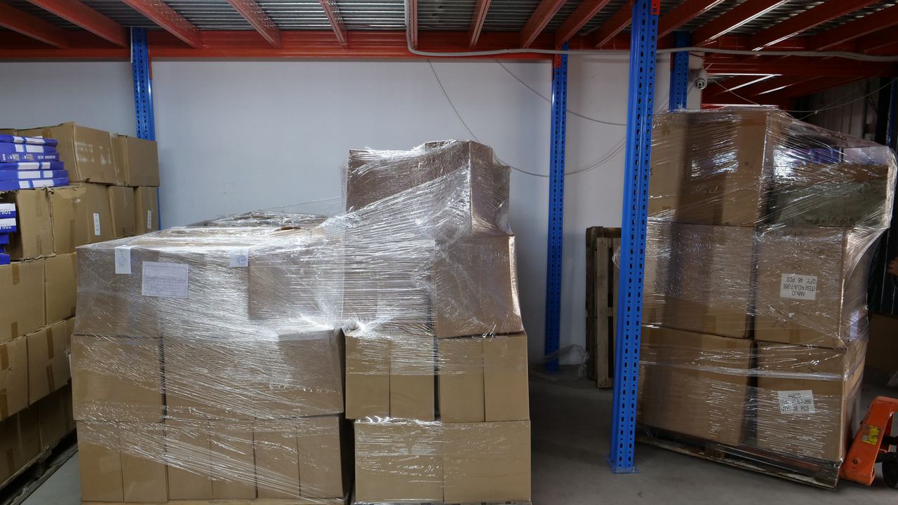 Иззеха 11 палета с перилни препарати с лога на различни