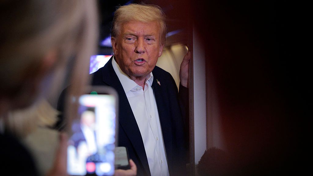 Тръмп разкритикува списание Time за снимката му на корицата си: Изтрили са косата ми, защо?