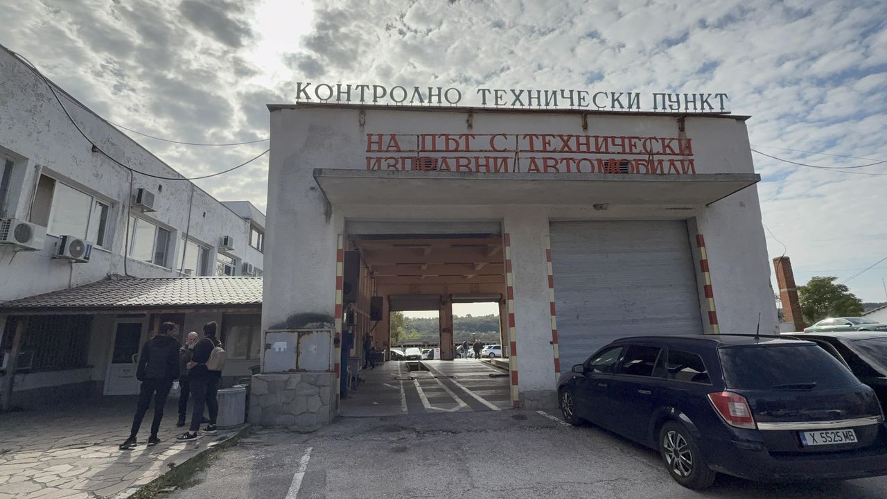 Акция в "Пътна полиция"-Хасково, задържани са служител и посредник