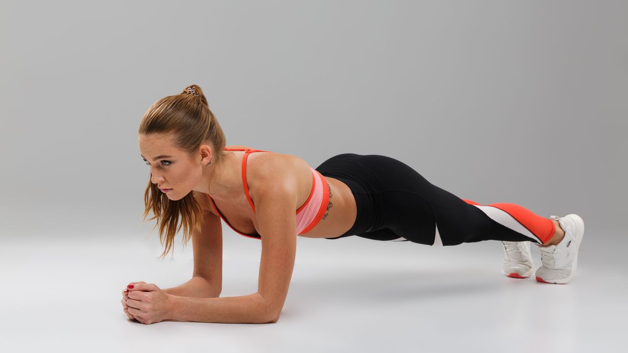 Колко дълго трябва да можете да задържите планк, според възрастта ви