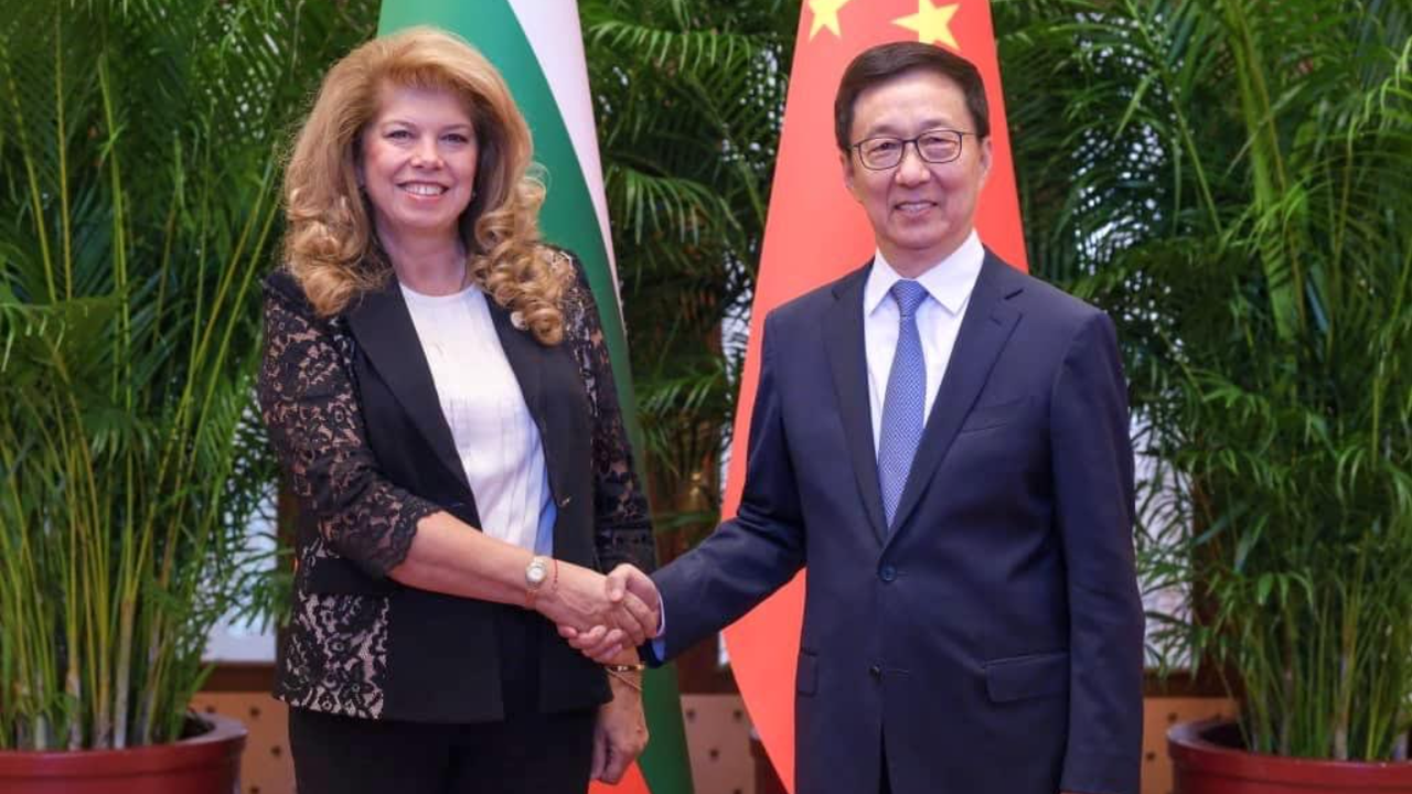 Илияна Йотова разговаря с китайския си колега