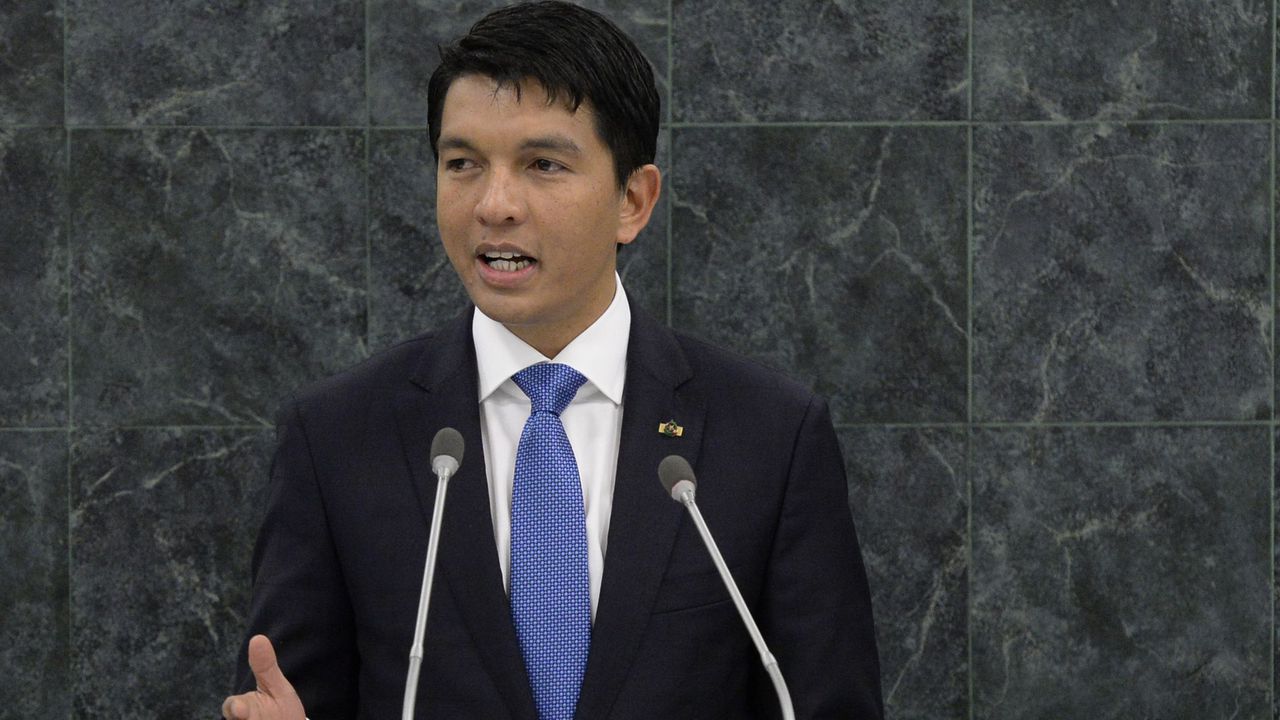 Президентът на Мадагаскар разпусна парламента, ескалирайки политическата криза в страната