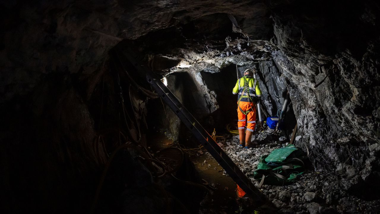 Аварийно-спасителните екипи съобщиха, че спасителните дейности продължават и че са