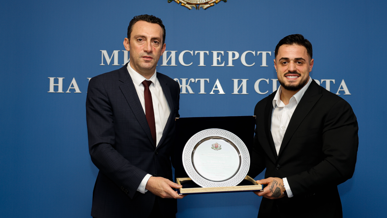 Министър Пешев награди с парична премия Карлос Насар