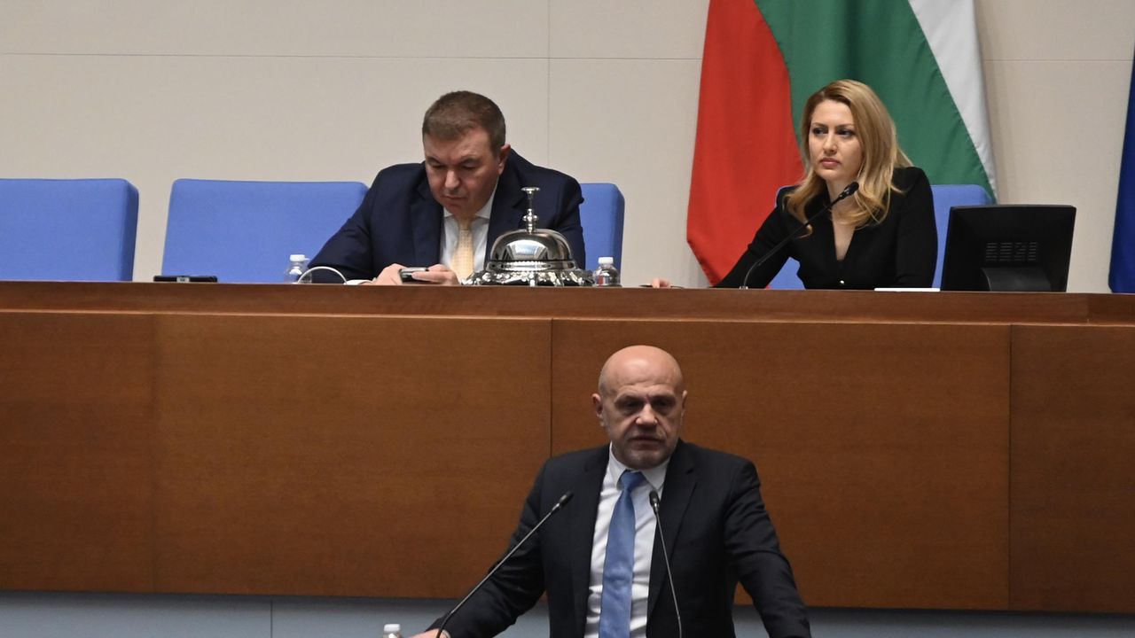 Дончев: МС не е предлагал поименни кандидатури за търговски представител в „Лукойл Нефтохим“