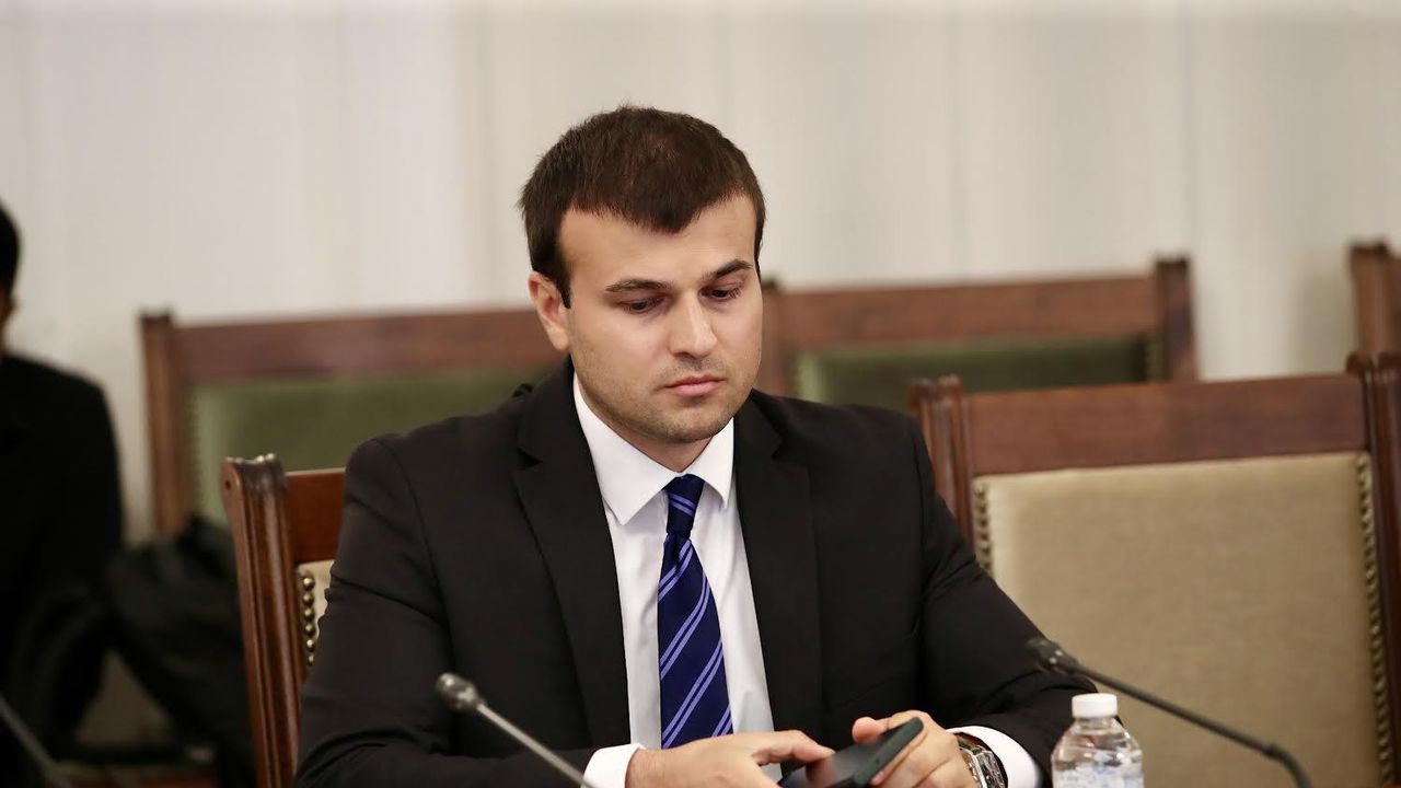 "Възраждане" за номинацията на Спецов: Няма дори минималните изисквания за длъжността