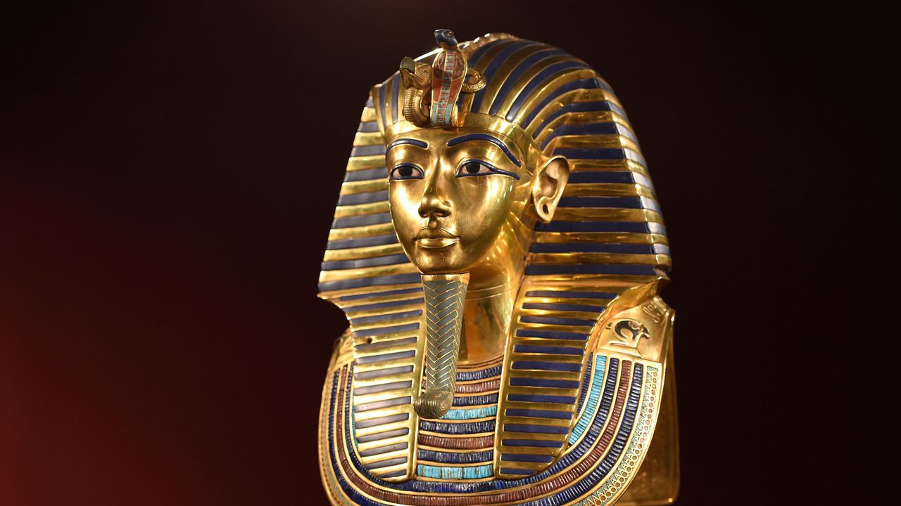 Археолози обезобразили мумията на Тутанкамон