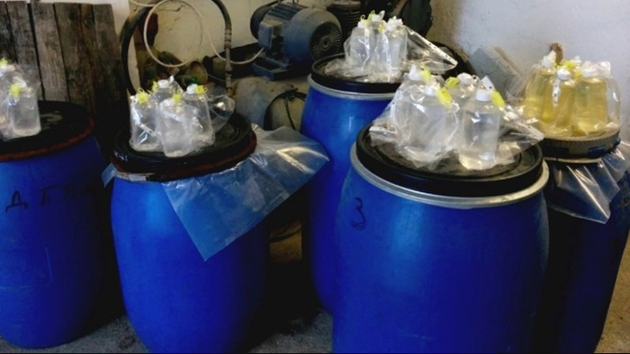 Митничари задържаха над половин тон етилов алкохол