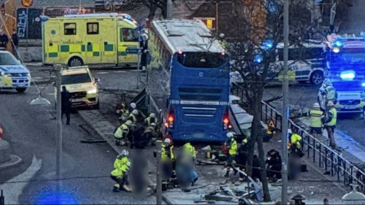 Няколко души загинаха в автобусна катастрофа в Стокхолм