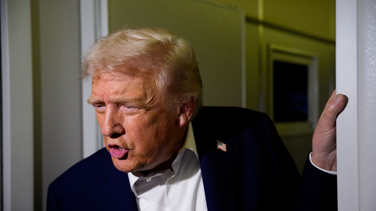 Доналд Тръмп с яростна реакция на новите компромати:  Епстийн беше демократ и си е техен проблем!