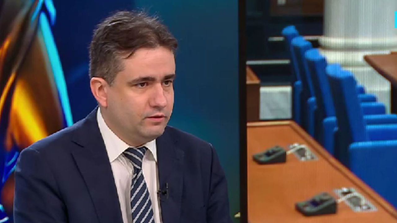 Според Божанов освен че няма време за въвеждането на скенерите,