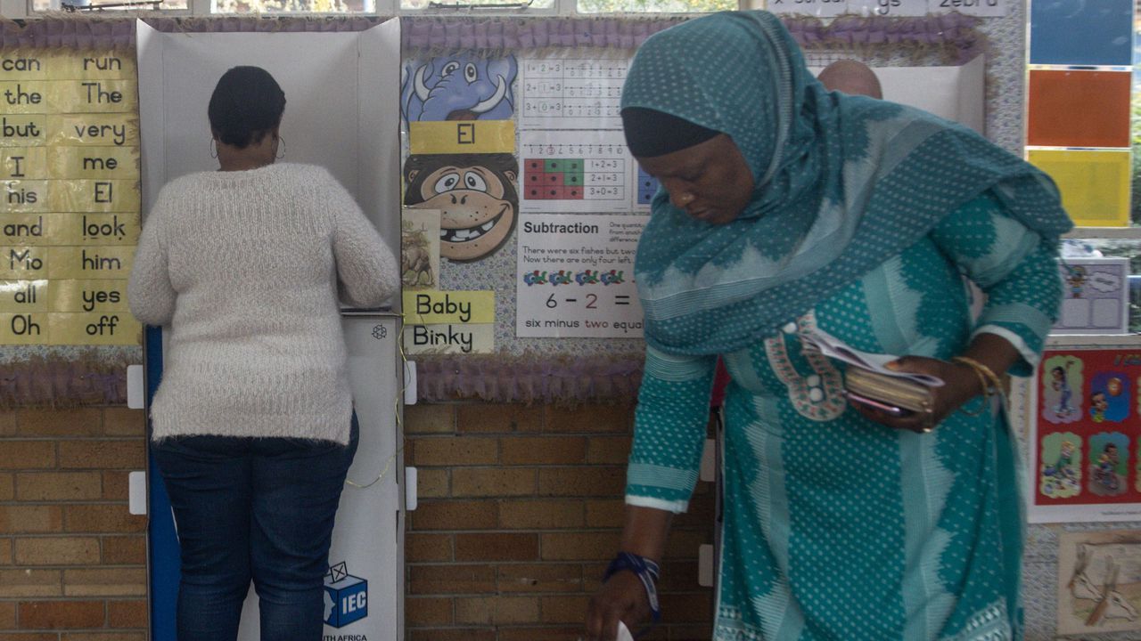 В 08:00 ч. местно време (07:00 ч. българско), час след