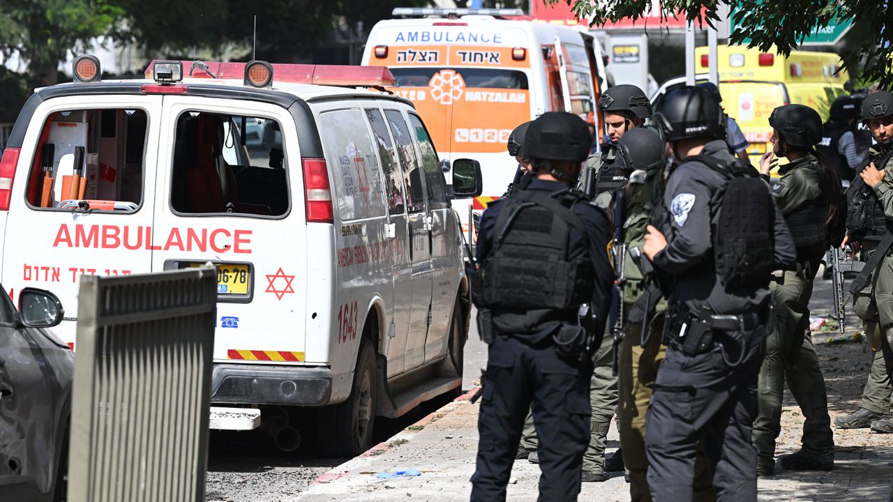 Най-малко осем души пострадаха, след като автомобил се вряза в