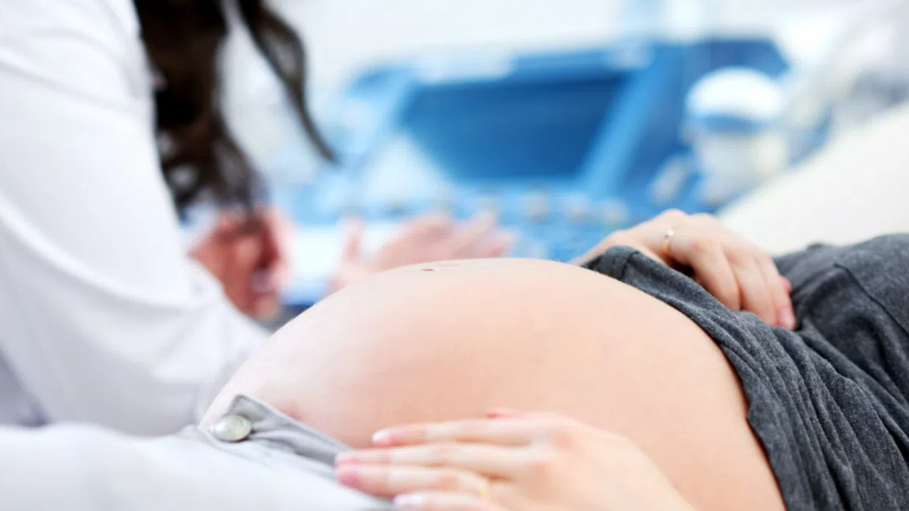 Лекари спасиха 17-годишна родилка с тежка форма на левкемия и бебето ѝ