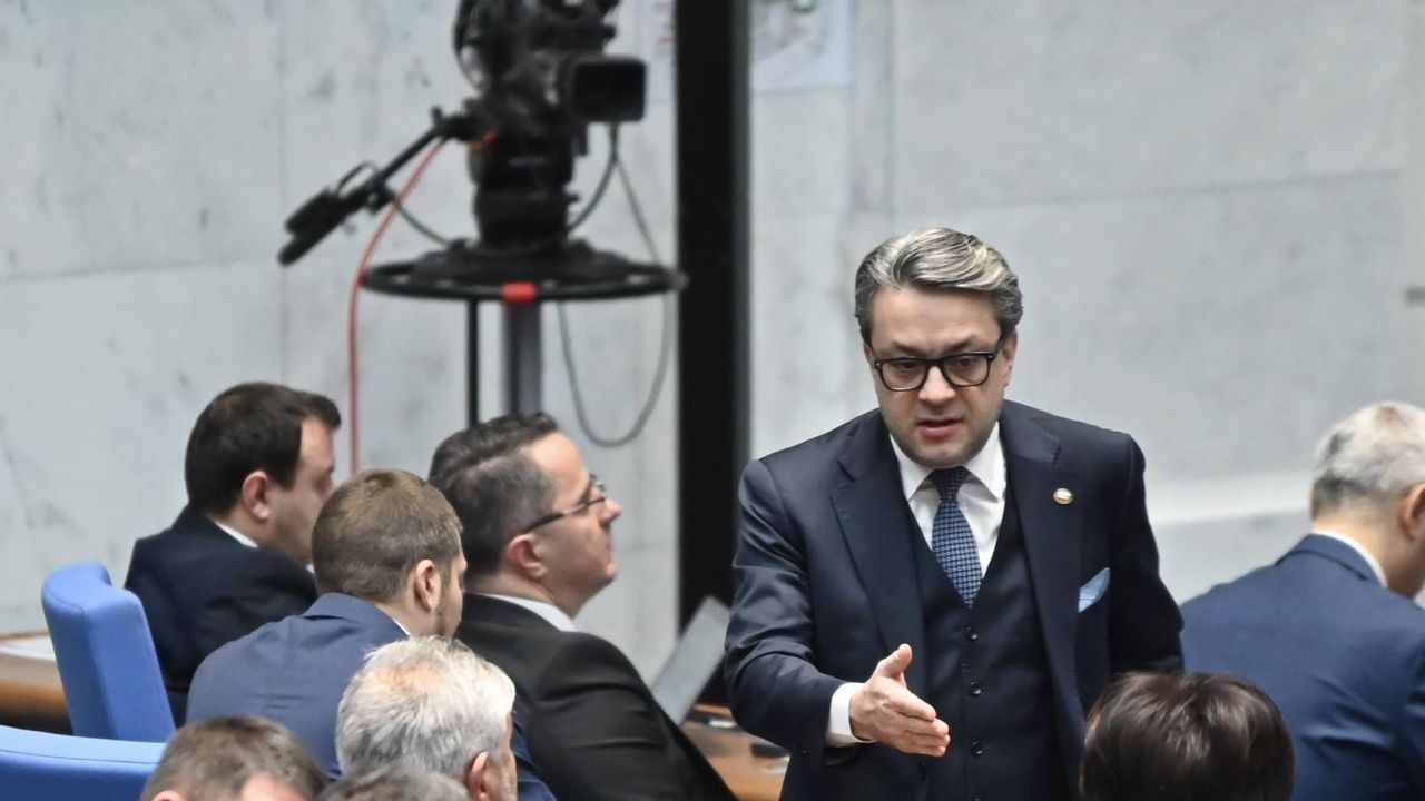 Тома Биков: Кметът на София да влезе във функциите си и да спре да се оправдава