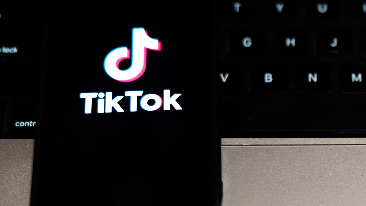 "ТикТок" нарушава правилата на ЕС, сочи предварителна оценка на ЕК