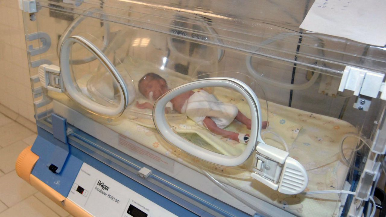 Борят се за живота на бебе, родило се с тегло едва 980 грама