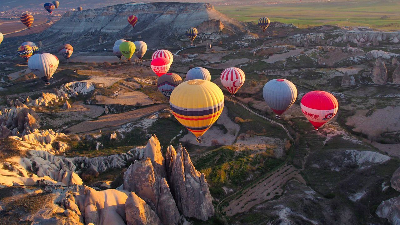 Балон с горещ въздух се разби в централна Турция днес,