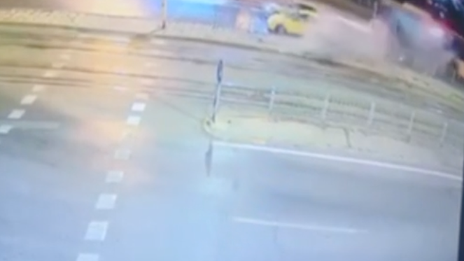 Вижте момента, в който кола се вряза в автобус в София