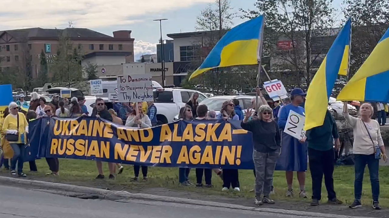 Жителите на Аляска посрещнаха Путин с украински знамена
