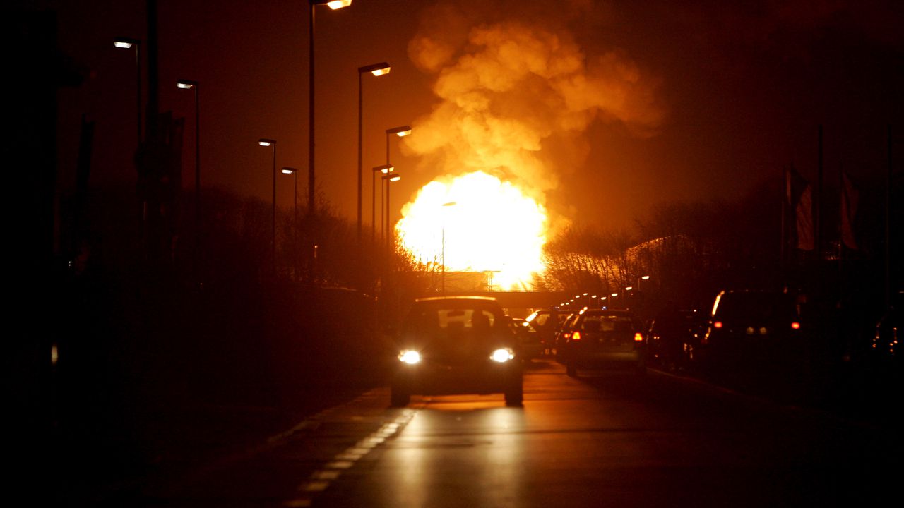 Петима загинали и над 100 ранени при експлозия в руска фабрика