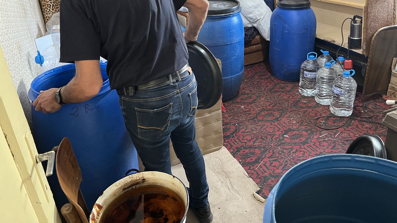 1169 литра етилов алкохол откриха и задържаха митническите служители от