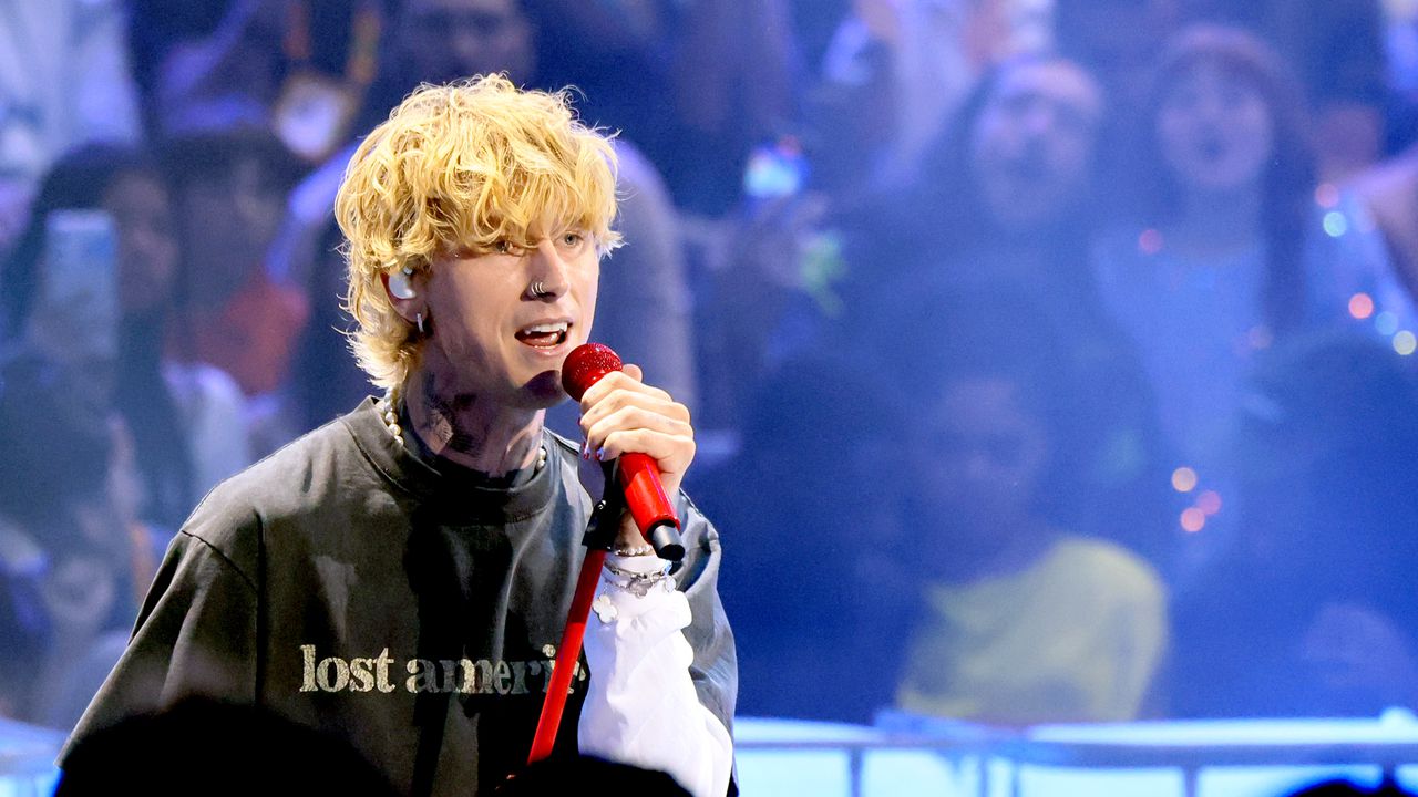 Machine Gun Kelly смята, че е наполовина извънземен: „Не знам дали възрастта ми съществува“