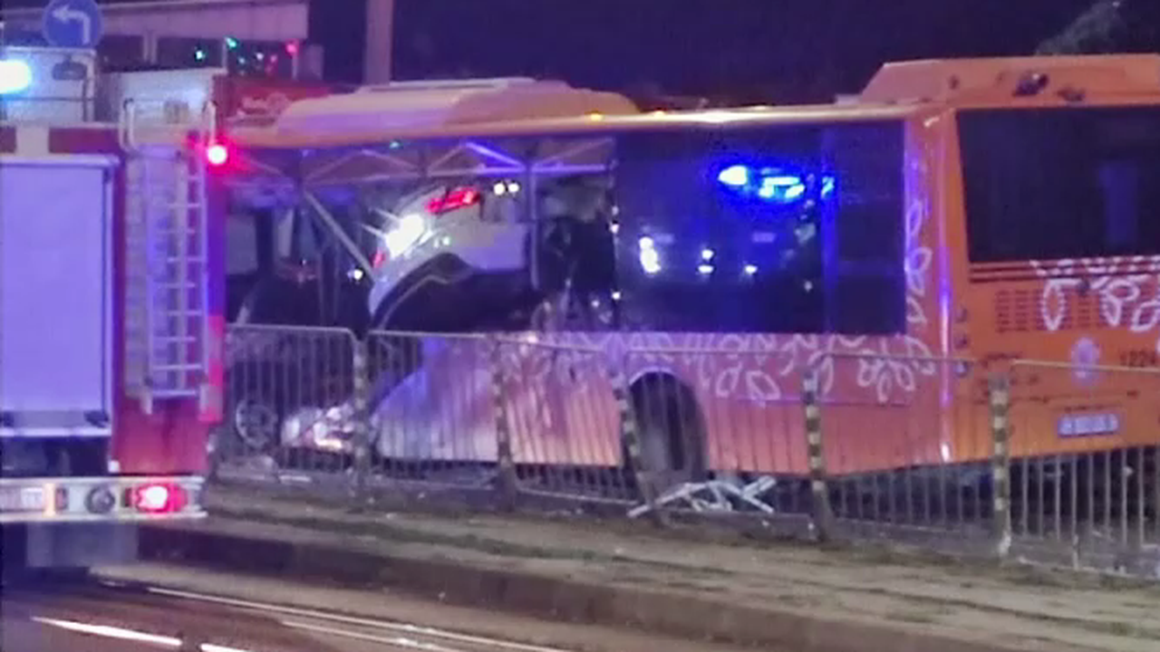  Шофьорът на колата, която се вряза в рейс, с брошура от две седмици и 6 фиша 