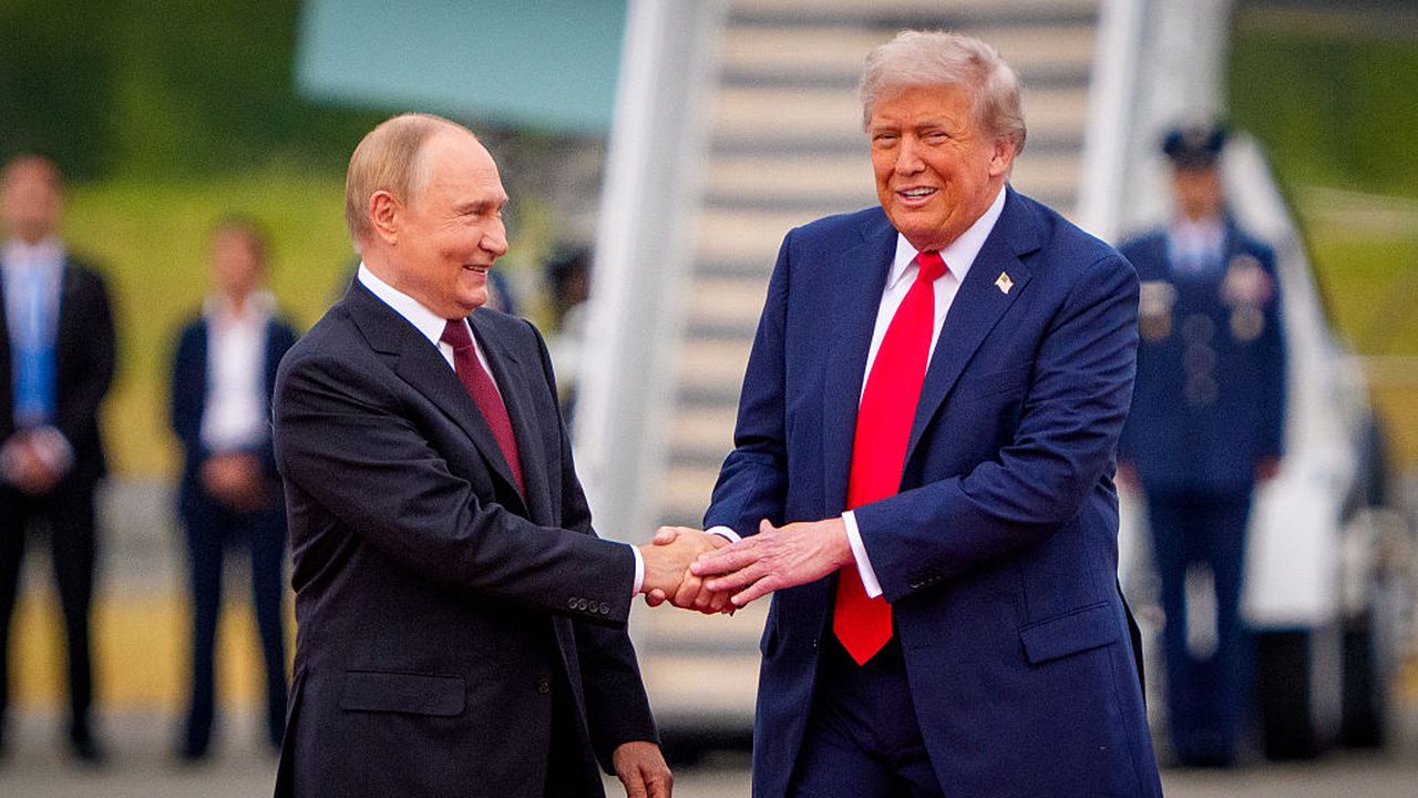 Снимка от посрещането на Путин с наведени американски войници предизвика гняв в Киев
