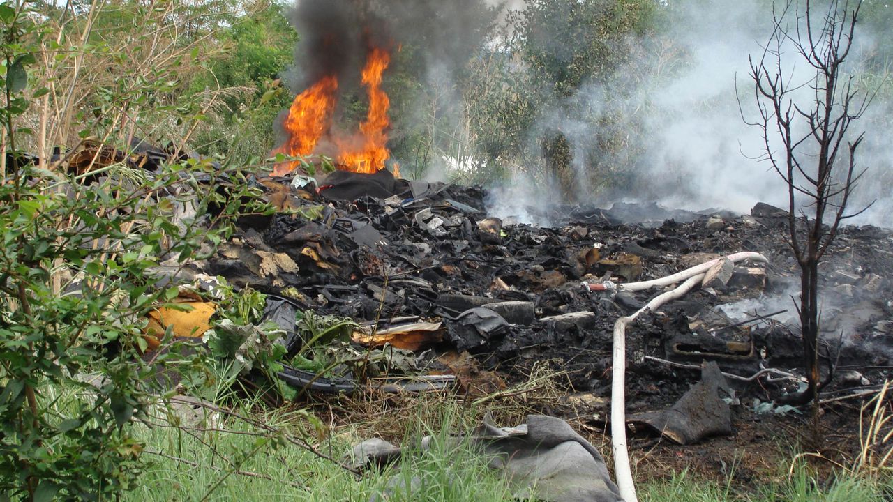 Старо сметище гори в района на столичните квартали Младост и