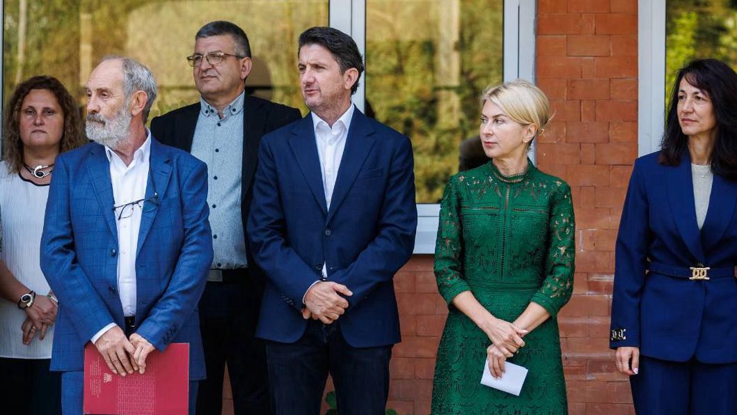 Министър Боршош откри учебната година в Професионалната гимназия по туризъм "Пенчо Семов" в Габрово