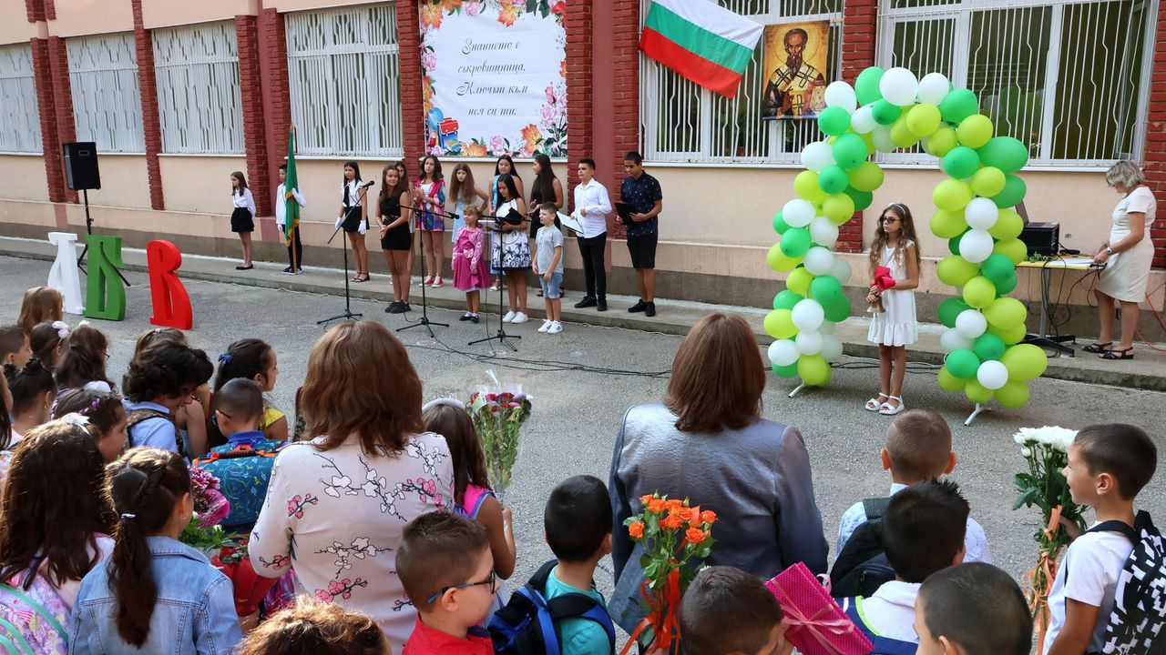 Честит първи учебен ден! Над 716 000 ученици и 95 500 учители прекрачват училищния праг