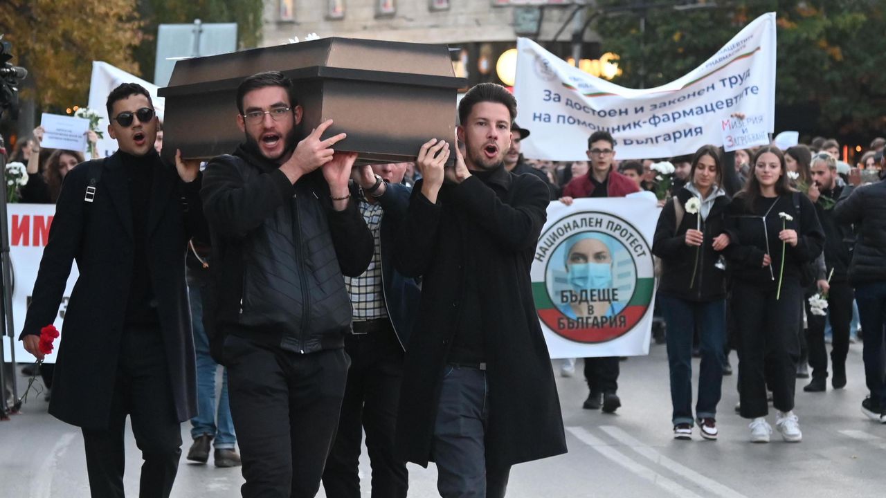 Протестиращи млади лекари поставиха ковчег пред входа на Народното събрание