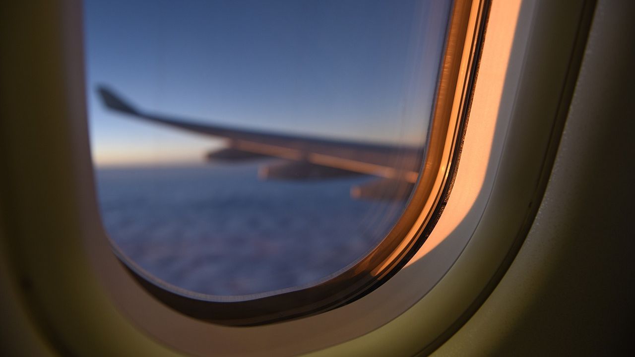 Заради пукнатина в стъклото: Самолетът на Пийт Хегсет кацна аварийно