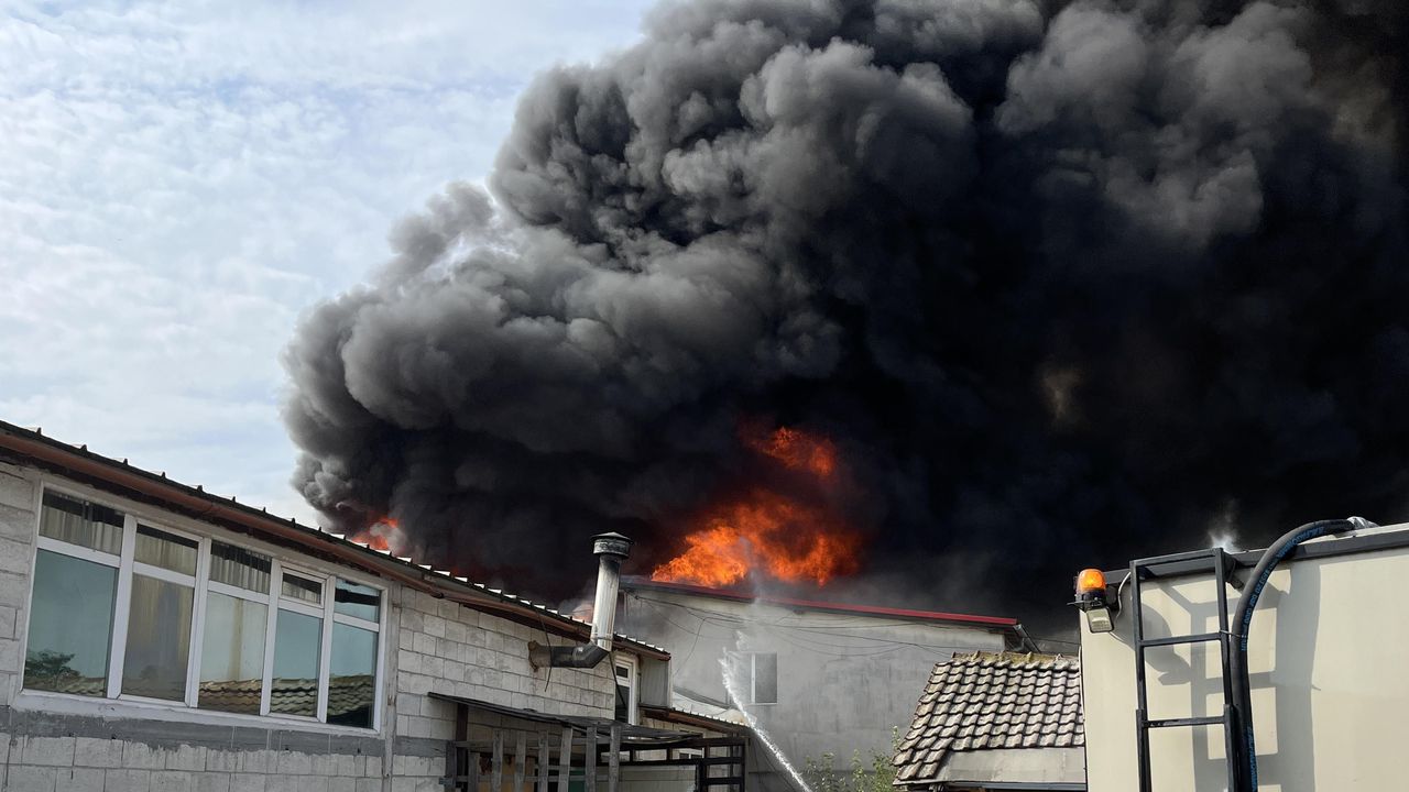 Продължава гасенето на пожара в пернишкото предприятие за стомана