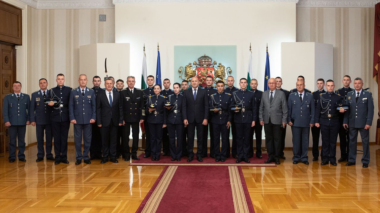 Румен Радев отличи военнослужещи с Почетния знак на президента