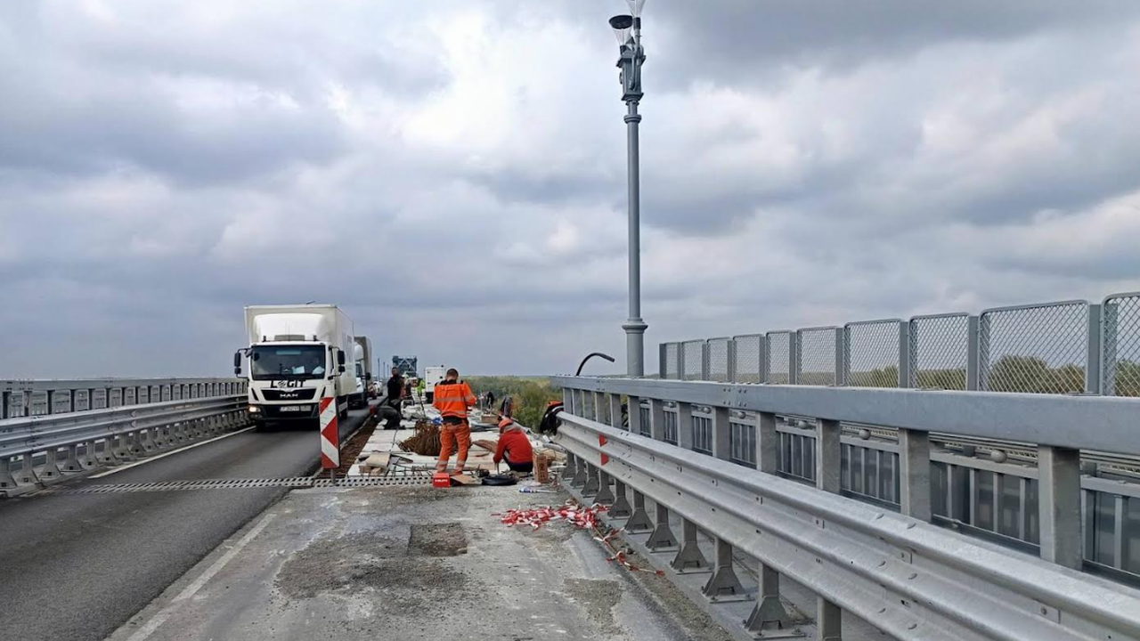 Монтирани са всичките 128 стоманобетонни панела в участъка в ремонт на Дунав мост при Русе
