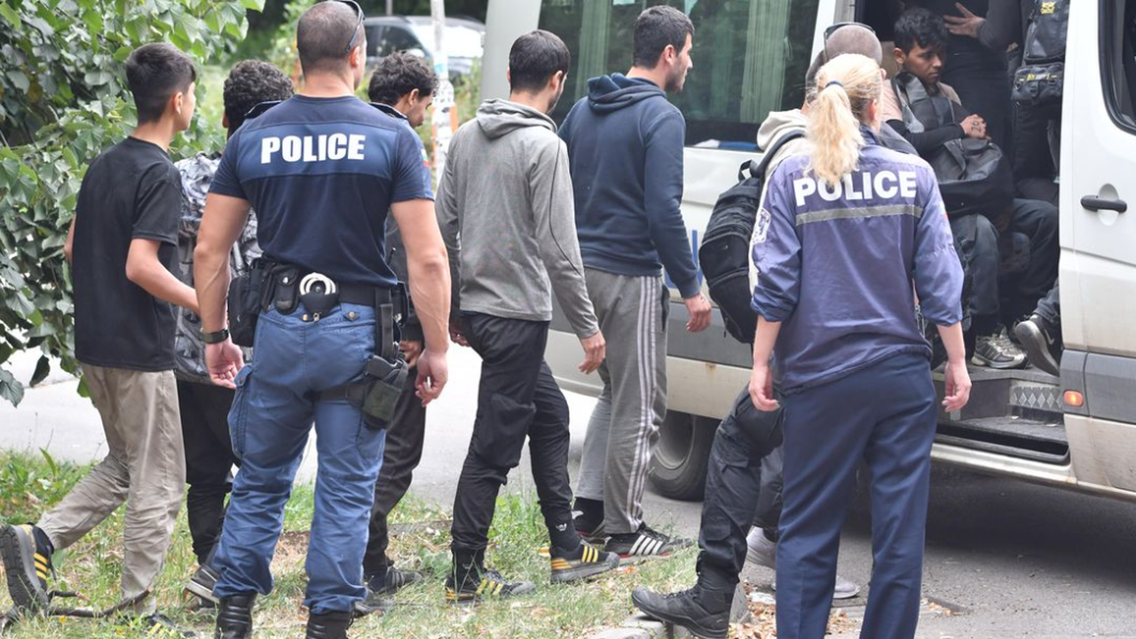 Спипаха 50 нелегални мигранти в бивш мотел във Волуяк