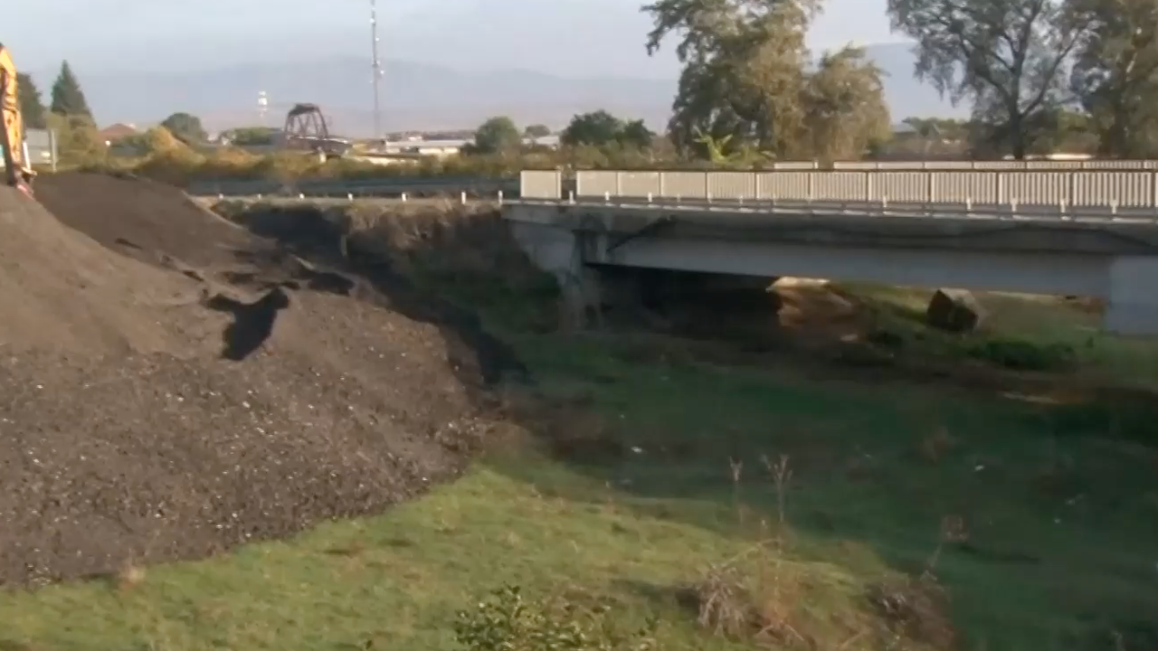 Изсипаха тонове асфалт от ремонта на „Тракия“ на метри от коритото на река Тунджа