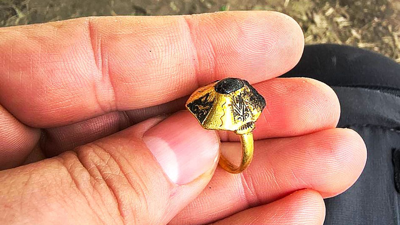 Откриха изящен златен пръстен при разкопките на Трапезица