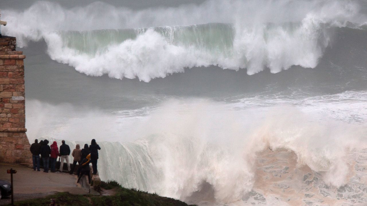 Жертви след бурята „Клаудия“ в Португалия, във Великобритания тече евакуация