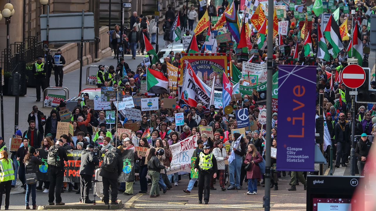 Натиск върху КОП30: Сблъсъци в Белем, многолюдно шествие в Глазгоу
